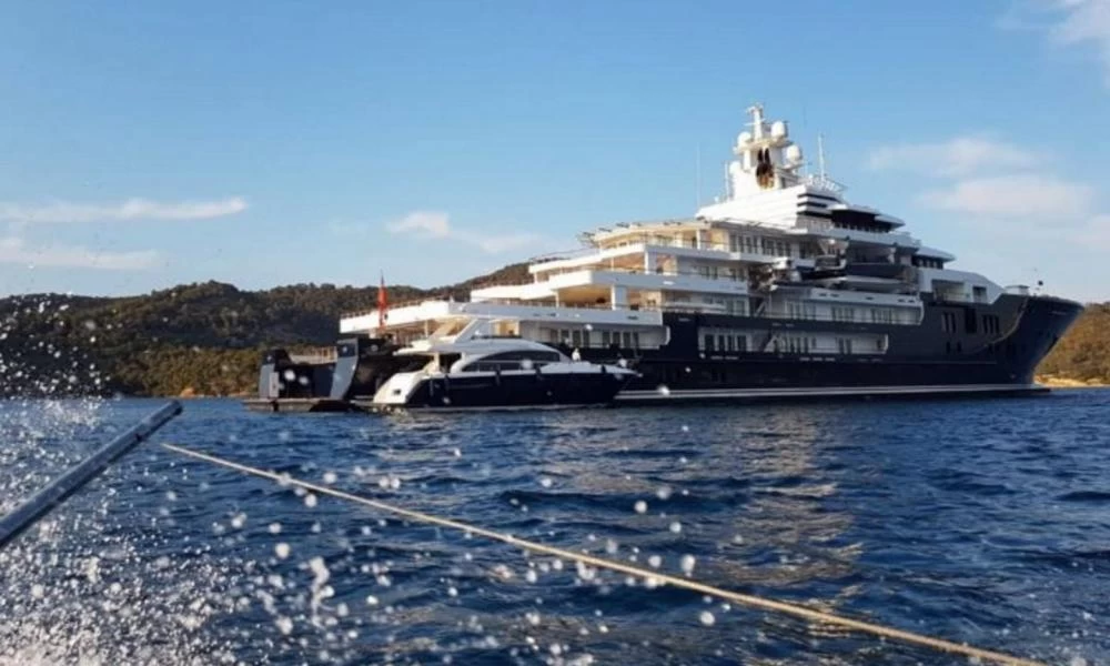 Έδεσε στον Πόρο η υπερπολυτελής θαλαμηγός των 220 εκατ. ευρώ